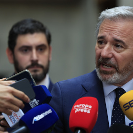 El presidente del PP de Aragón, Jorge Azcón, y el líder de Vox en la región, Alejandro Nolasco, al anunciar que ambos partidos han llegado a un acuerdo para la investidura de Azcón.
