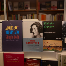 Libros y material colocado en las estanterías de la librería Laie Pau Claris librería-café ubicada en la calle catalana de Pau Claris.