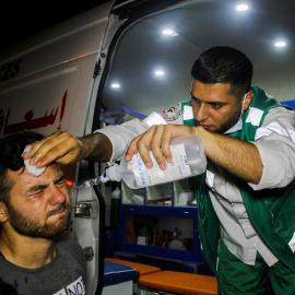 n paramédico atiende a un palestino herido durante los enfrentamientos en el área de Abu Safiya, al este de Jabalia, en el norte de la Franja de Gaza, cerca de la frontera con Israel. Los palestinos protestaban para denunciar el bloqueo israelí del sector