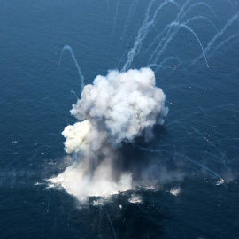 Foto de la explosión en el estrecho de Ormuz publicada por la Guardia Revolucionaria de Irán.