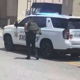 Captura de video tomada a través de rastreo de redes que muestra a oficiales de Policía afuera de un centro comercial en Baton Rouge, Luisiana.
