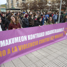 Concentración de repulsa convocada para protestar por la muerte de una mujer en Pamplona.