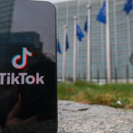 Imagen del logo de TikTok frente a la Comisión Europea.
