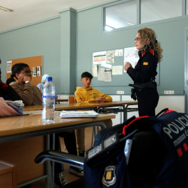 Un agent dels Mossos d'Esquadra durant una xerrada als alumnes de 2n d'ESO de l'institut Salvador Espriu de Salt