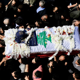 Funeral de la periodista libanesa Amal Khalil, asesinada en un ataqué israelí, a 24 de abril de 2026, en Baissariyeh (Líbano).