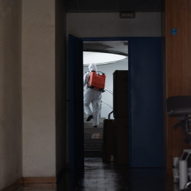 Desinfección en una residencia, en una imagen de archivo.