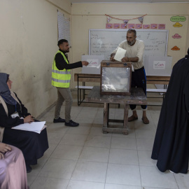 Ciudadanos votan en las elecciones municipales de Deir al-Balah, en la Franja de Gaza, el 25 de abril de 2026.