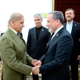 El ministro de Exteriores iraní, Abbas Araqchi, junto con el Primer Ministro pakistaní, Shehbaz Sharif.