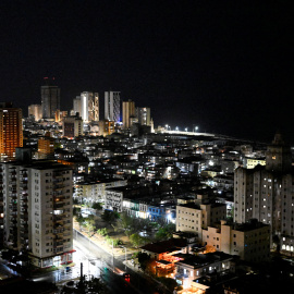 La Habana (Cuba) iluminada en la noche de este jueves.