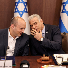 Yair Lapid y Naftali Bennett durante una reunón de gabinete, a 18 de junio de 2022.