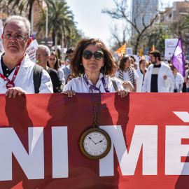 Médicos durante una concentración de médicos y otra de docentes en Barcelona, a 20 de marzo de 2026, en Barcelona, Catalunya (España).