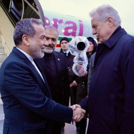 El ministro iraní de Exteiores, Abbas Araghchi (izquierda), a su llegada este lunes a San Petersurgo (Rusia).