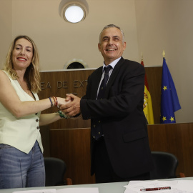 La presidenta del PP de Extremadura, María Guardiola y el portavoz de Vox en la Asamblea de Extremadura