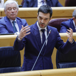 El ministro de Derechos Sociales, Consumo y Agenda 2030, Pablo Bustinduy, interviene durante la sesión de control al Gobierno.
