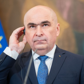 Imagen de archivo del primer ministro rumano Ilie Bolojan durante una rueda de prensa en Viena