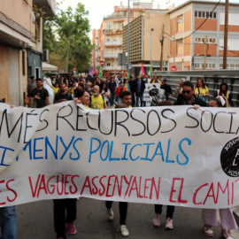 Alumnes i professors dels instituts Eugeni d'Ors i Margarida Xirgu de l'Hospitalet es manifesten en contra la intenció de posar-hi mossos de paisà. 27/04/2026