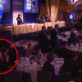 El hombre que siguió cenando durante el tiroteo en la cena de corresponsales de la Casa Blanca.