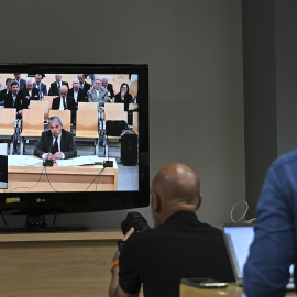 Pantalla en la sala de prensa muestra a Jordi Pujol Ferrusola declarando ante el juez en la sede de la Audiencia Nacional en San Fernando de Henares.