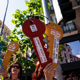 Persona porta pancarta con lema 'No me voy. Derecho a techo' durante una concentración por la prórroga de alquileres y el derecho a la vivienda frente a la sede del PP en Génova, a 26 de abril de 2026, en Madrid (España). El PP ha comunicado públicamente