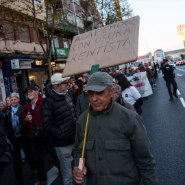Persona muestra un cartel contra el negocio de la vivienda.