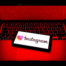 El logo de Instagram en una pantalla sobre un portátil.