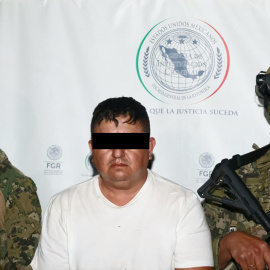 Audias Flores Silva, alias El Jardinero, entre dos efectivos de las fuerzas de seguridad mexicanas que lo detuvieron el pasado lunes.