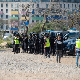 Efectivos de la Policía durante el desalojo del campamento chabolista de Sa Jovería, a 21 de abril de 2026, en Ibiza, Balears (España)