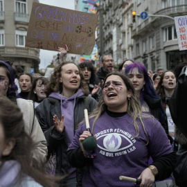 Foto de archivo de manifestantes durante la marcha del 8M de 2026, en Vigo, Galicia (España).