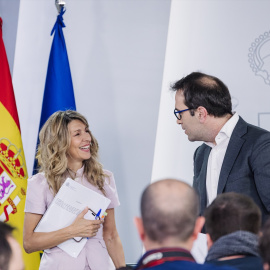 La ministra de Trabajo y Economía Social, Yolanda Díaz, y el vicepresidente primero y ministro de Economía, Comercio y Empresa, Carlos Cuerpo, durante la rueda de prensa posterior al Consejo de Ministros, a 28 de abril de 2026