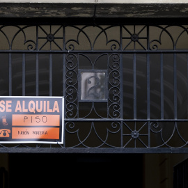 Cartel de 'Se alquila' en un portal. Archivo.