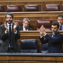 El ministro de Consumo, Pablo Bustinduy, y el de Cultura, Ernest Urtasun, tras la votación del decreto de la prórroga de alquileres.