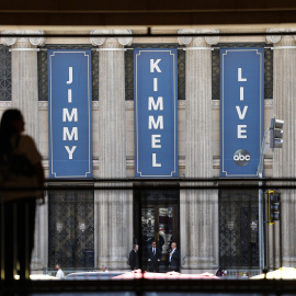 Una persona mira el cartel del show de Jimmy Kimmel