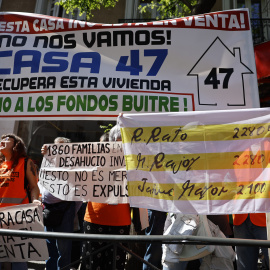 El Sindicato de Inquilinas de Madrid y la FRAVM en una protesta para pedir al PP que permita la convalidación de la prórroga de alquileres.
