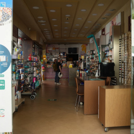 Foto de archivo de una farmacia durante el apagón eléctrico, a 29 de abril de 2025, en Sevilla (Andalucía, España)