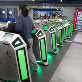 Metro de Madrid permitirá pagar con tarjeta en los tornos.