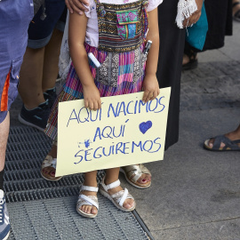 Una niña sostiene un cartel en una manifestación antirracista en Madrid.