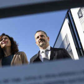 Mariano de Paco Serrano (d), consejero de Cultura del Gobierno de Isabel Díaz Ayuso (i).