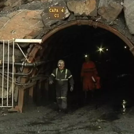 Mineros a la salida de mina Miura.