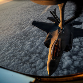 Un avión KC-135 Stratotanker de la Fuerza Aérea de EE. UU. reabastece en vuelo a un avión F-35A Lightning II de la Fuerza Aérea estadounidense durante el ataque de la Operación "Furia Épica" contra Irán.