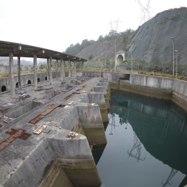 Vista de la antigua central nuclear de Lemoiz, cuyos terrenos acogerán un proyecto acuícola para la cría de lenguados.