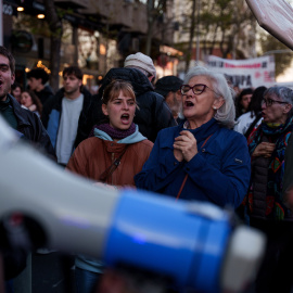 Decenas de personas durante la manifestación contra el negocio de la vivienda, a 28 de marzo de 2026, en Madrid (España). El Sindicato de Vivienda de Tetuán (SVT) ha convocado la manifestación bajo el lema ‘Contra el negocio de la vivienda y sus matones,