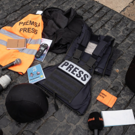 Material de prensa en el suelo durante una concentración por la muerte de periodistas en la guerra de Israel y Palestina.