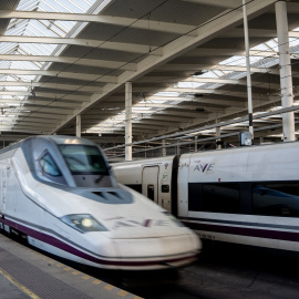 Un tren AVE destino Málaga sale de la estación de Atocha, a 30 de abril de 2026, en Madrid (España).