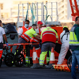 Foto de archivo de varias personas siendo rescatadas y trasladadas por Salvamento Marítimo en Canarias.
