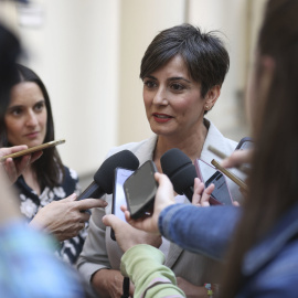 La ministra de Vivienda y Agenda Urbana, Isabel Rodríguez, ofrece declaraciones en los pasillos.