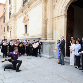 Los reyes a la salida de la Universidad tras la entrega del premio Cervantes.