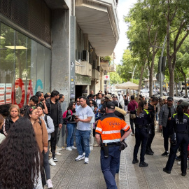 Persones fent cua a l'OAC Monumental, a Barcelona, per acollir-se a la regularització de migrants. 28/04/2026