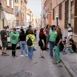 Vecinos de Vallecas miembros de la PAH intentan paralizar un desahucio en el barrio de Puente de Vallecas.