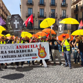 Treballadors de Serra Soldadura, el passat 22 d'abril a la plaça Sant Jaume de Barcelona en una protesta contra l'ERO. 22/04/2026