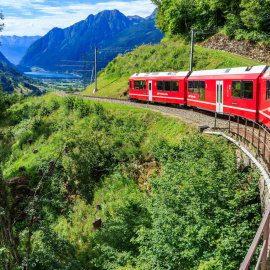 Un tren recorre los Alpes suizos en verano.